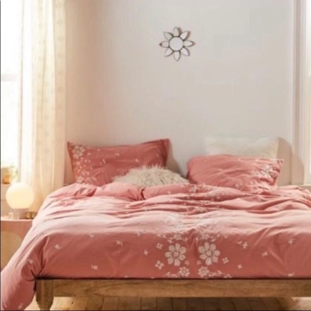 New Urban Outfitters Samantha Embroidered Floral Duvet Cover King.